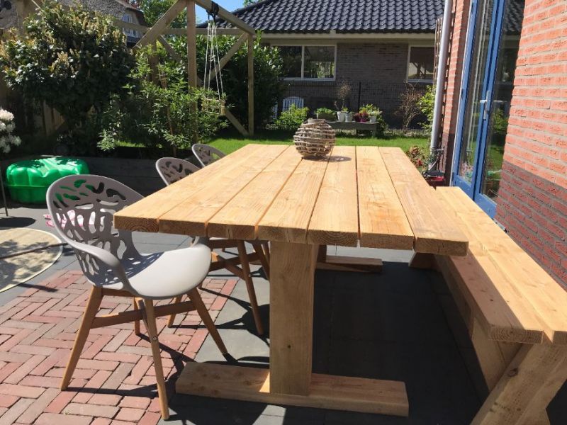 Mooie houten tuintafel Boxtel Mooie houten tuintafel Boxtel