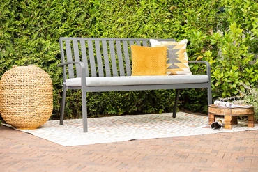 Bruno parkbank L150 cm zwart zand sfeerbeeld, Garden Impressions, tuinmeubels.nl
