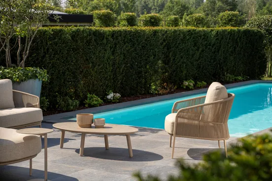 Calma loungebank met Salute koffietafel latte 120 X 65 X 30 cm tafel sfeerbeeld, 4 Seasons Outdoor, tuinmeubels.nl