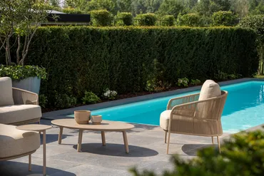 Calma loungebank met Salute koffietafel latte 120 X 65 X 30 cm tafel sfeerbeeld, 4 Seasons Outdoor, tuinmeubels.nl