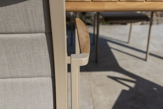 Cortina stacking chair latte detailfoto, 4 Seasons Outdoor, tuinmeubels.nl