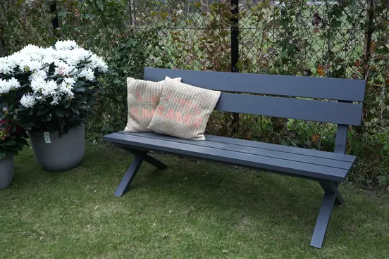 Crossway tuinbank antraciet sfeerfoto, Vita, tuinmeubels.nl