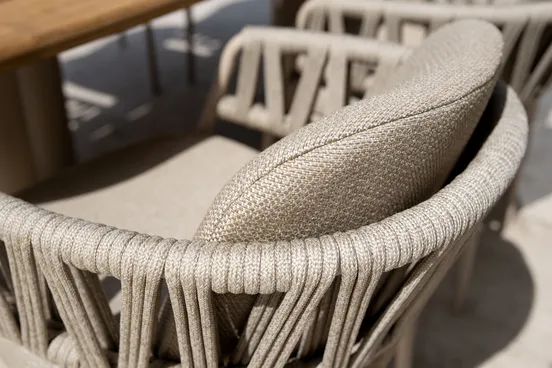 Calma dining chair latte with 2 cushions detailfoto, 4 Seasons Outdoor, tuinmeubels.nl
