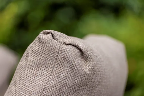 Puglia low dining chair latte with 2 cushions detail kussen, 4 Seasons Outdoor, tuinmeubels.nl