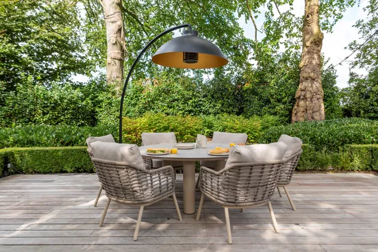 Donato Ø160 cm met 6x Puglia low dining latte sfeerbeeld, 4 Seasons Outdoor, tuinmeubels.nl