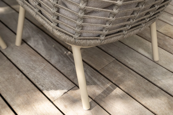 Donato Ø160 cm met 6x Puglia low dining latte detail poten, 4 Seasons Outdoor, tuinmeubels.nl
