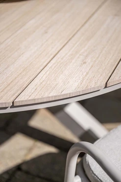 Edison tafel Ø148 cm taupeteak details, Garden Impressions, tuinmeubels.nl