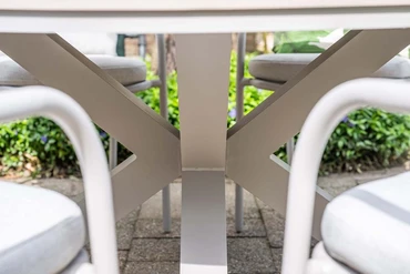 Edison tafel Ø148 cm taupeteak detail, Garden Impressions, tuinmeubels.nl