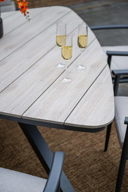 Edison triangle tafel 170cm black light teak sfeer, Garden Impressions, tuinmeubels.nl