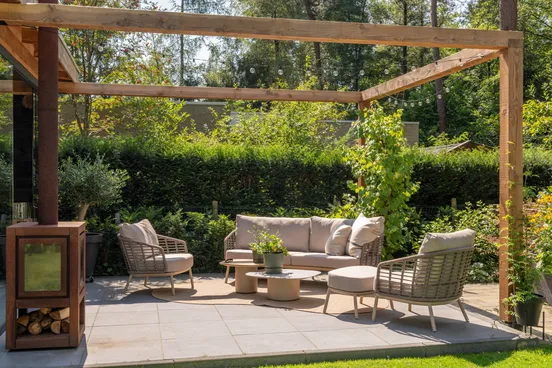 Puglia 3-zits loungeset bench organic latte + 2x loungestoelen sfeerbeeld geheel, 4 Seasons Outdoor, tuinmeubels.nl