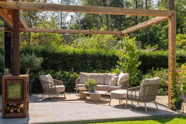 Puglia 3-zits loungeset bench organic latte + 2x loungestoelen sfeerbeeld geheel, 4 Seasons Outdoor, tuinmeubels.nl