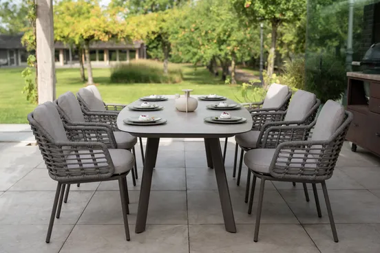Manolo 240x103x75 cm met 6x Puglia dining stoel terre sfeerfoto, 4 Seasons Outdoor, tuinmeubels.nl