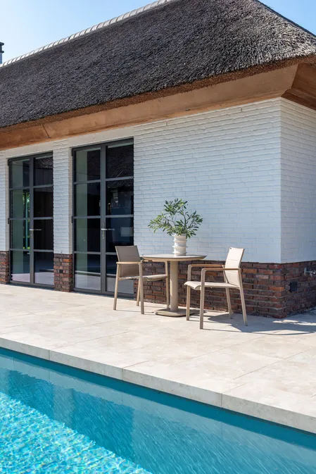 Manolo 75x75x75 cm met 2x Cortina dining stoel latte sfeerbeeld, 4 Seasons Outdoor, tuinmeubels.nl