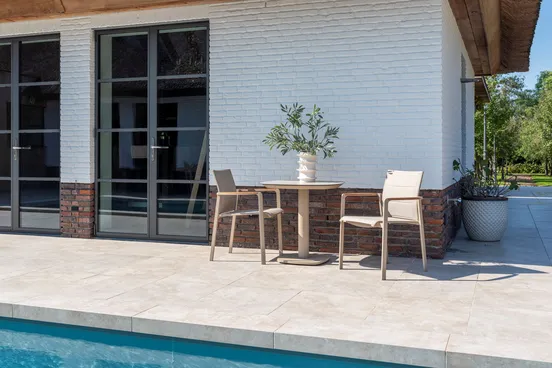 Manolo 75x75x75 cm met 2x Cortina dining stoel latte sfeer, 4 Seasons Outdoor, tuinmeubels.nl