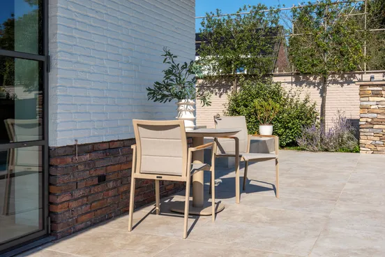 Manolo 75x75x75 cm met 2x Cortina dining stoel latte sfeerfoto, 4 Seasons Outdoor, tuinmeubels.nl