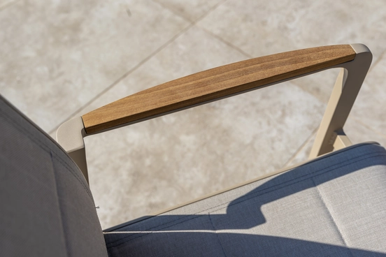 Manolo 75x75x75 cm met 2x Cortina dining stoel latte detail, 4 Seasons Outdoor, tuinmeubels.nl