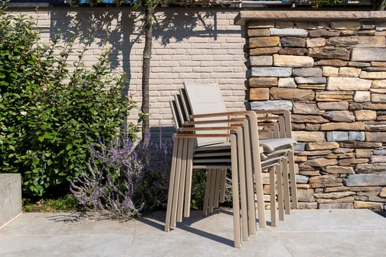 Manolo 75x75x75 cm met 2x Cortina dining stoel latte stapelbaar, 4 Seasons Outdoor, tuinmeubels.nl