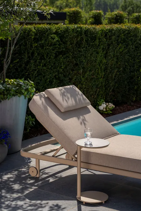 Milano ligbed latte met Vic koffietafeltje details, 4 Seasons Outdoor, tuinmeubels.nl