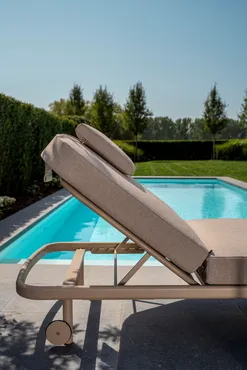 Milano ligbed latte met Vic koffietafeltje detailbeeld, 4 Seasons Outdoor, tuinmeubels.nl