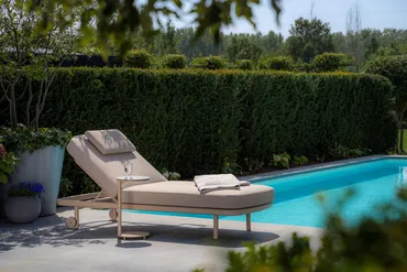 Milano ligbed latte met Vic koffietafeltje sfeer, 4 Seasons Outdoor, tuinmeubels.nl