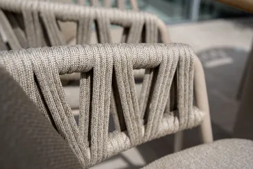 Prado ⌀130cm latte met 4x Calma dining stoel detail stoel, 4 Seasons Outdoor, tuinmeubels.nl