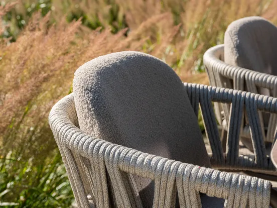 Prado ⌀130cm latte met 4x Calma dining stoel detailfoto stoel, 4 Seasons Outdoor, tuinmeubels.nl