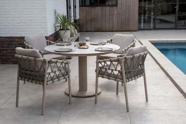 Sarah Ø120 cm met 4x Piacenza dining stoel latte sfeerbeeld, 4 Seasons Outdoor, tuinmeubels.nl