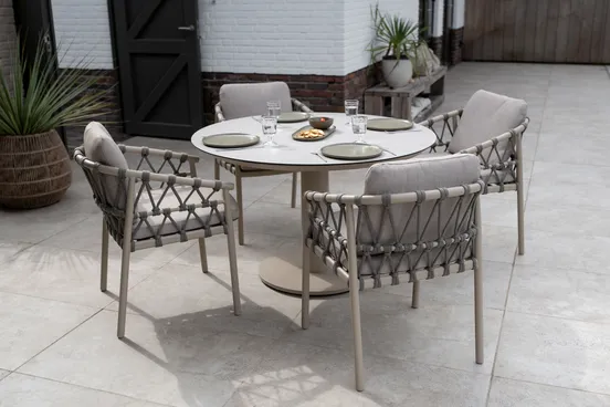 Sarah Ø120 cm met 4x Piacenza dining stoel latte sfeer, 4 Seasons Outdoor, tuinmeubels.nl