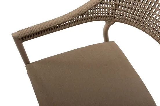Sienna stapelbare dining stoel latte incl. kussen detail, 4 Seasons Outdoor, tuinmeubels.nl