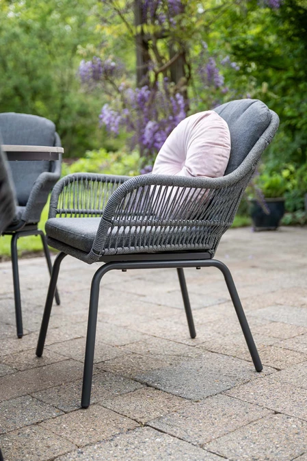 Triton dining stoel zwartgrijs sfeer, Garden Impressions, tuinmeubels.nl