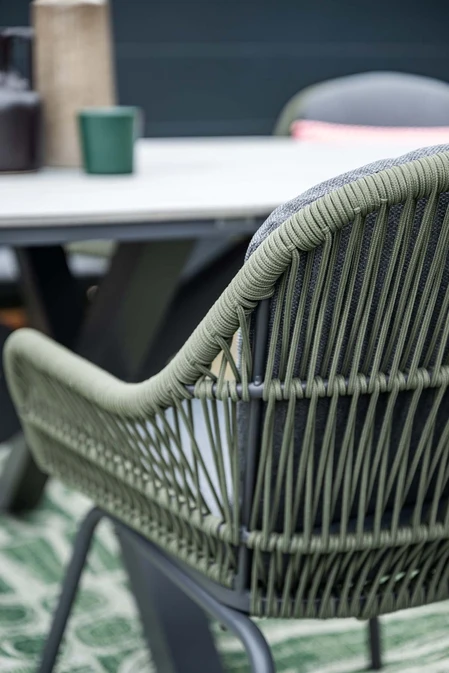 Triton dining stoel zwart groen sfeer, Garden Impressions, tuinmeubels.nl