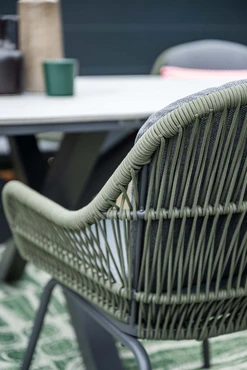 Triton dining stoel zwart groen sfeer, Garden Impressions, tuinmeubels.nl