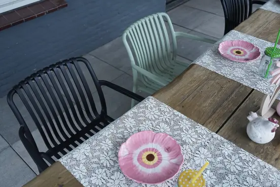 Tuinstoel Vita Porto Zwart B-03 stapelbaar sfeer, Vita, tuinmeubels.nl
