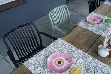 Tuinstoel Vita Porto Zwart B-03 stapelbaar sfeer, Vita, tuinmeubels.nl