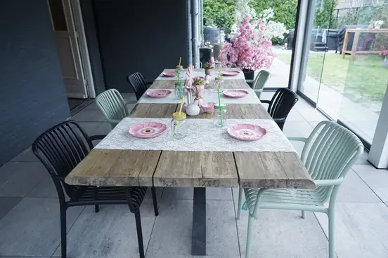 Tuinstoel Vita Porto Zwart B-03 stapelbaar sfeer, Vita, tuinmeubels.nl