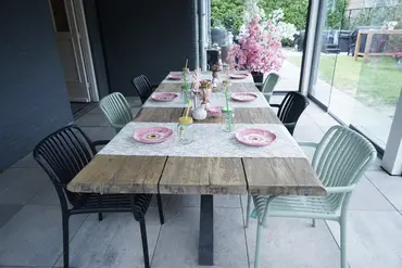 Tuinstoel Vita Porto Zwart B-03 stapelbaar sfeer, Vita, tuinmeubels.nl