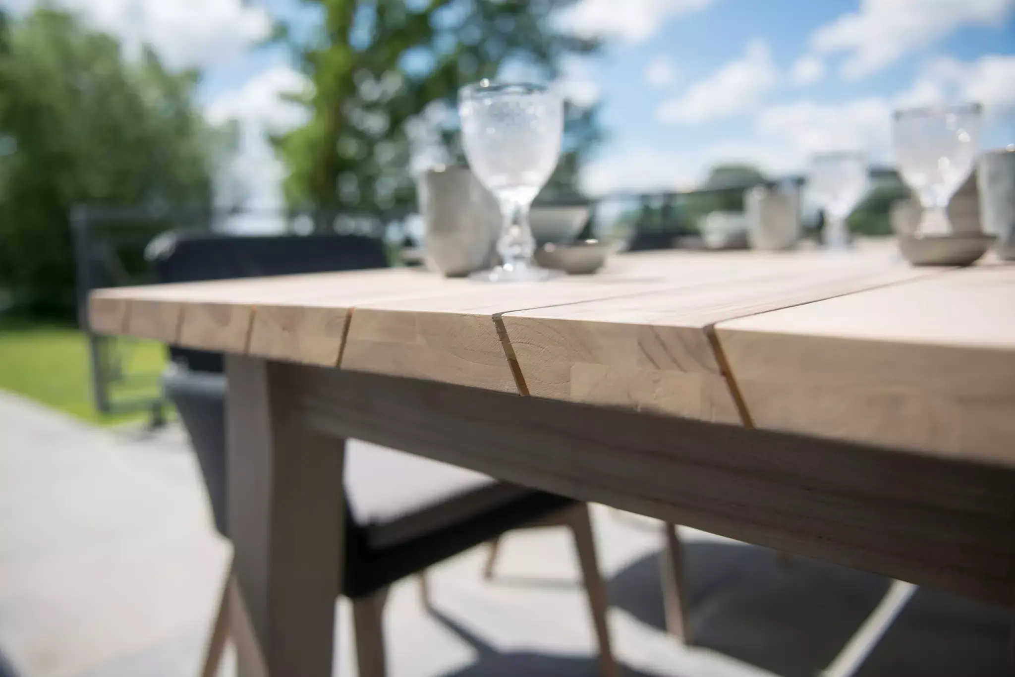 Dinkarville Meetbaar Zelden Tuintafel Derby teak 300 x 100 met aluminium poten 4 Seasons Outdoor -  Tuinmeubels.nl