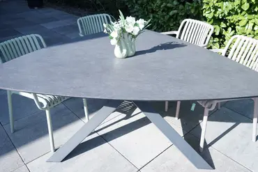 Tuintafel Triangel 170 cm kruispoot sfeer, Vita, tuinmeubels.nl