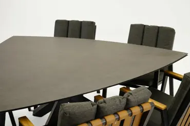 Tuintafel Triangel met 6 Leather antraciet stoelen dichtbij, Vita, Tuinmeubels