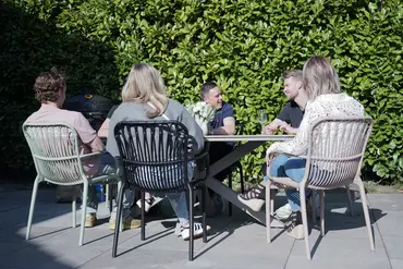 Vita Madrid diningstoel stapelbaar taupe sfeerfoto, Vita, tuinmeubels.nl