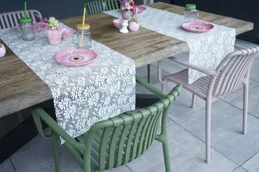 Vita Porto stapelstoel taupe sfeer, Vita tuinmeubelen, tuinmeubels.nl
