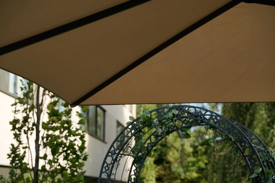 Zweefparasol VirgoFlex ecru 3x3mtr sfeerbeeld, Lesli Living, tuinmeubels.nl